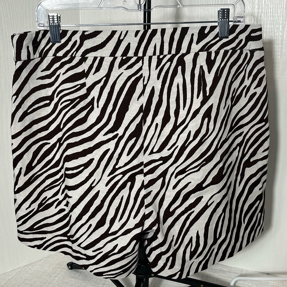 Charter Club Shorts Women 12 White With Brown Zebra Stripes Zips On Side Pockets - Picture 5 of 9